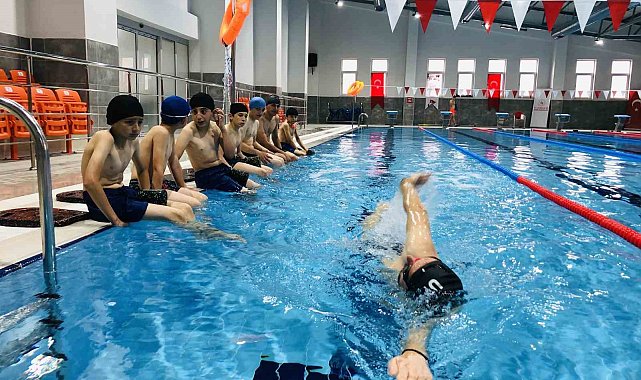 Mezun olduğu okuluna vefa borcunu çocuklara yüzme öğreterek ödüyor