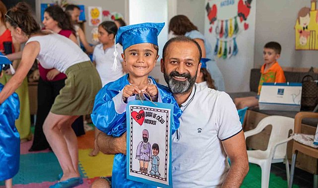 Mezuniyetlerini ve Babalar Günü'nü bir arada kutladılar