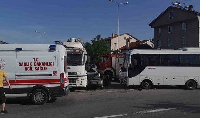Midibüs ve kamyonun arasında otomobil kağıt gibi ezildi: 1 yaralı