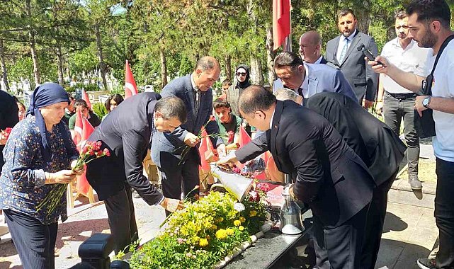 Milli Eğitim Bakanı Tekin: "Birincil görevimiz bu ülkeye sahip çıkacak, millet olarak devamını sağlayacak ve ihtiyaç duyulduğunda gözünü kırpmadan şehadete yürüyecek bir kuşak yetiştirmek"