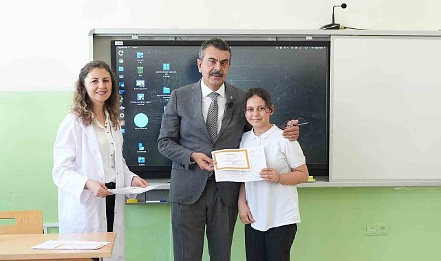 Milli Eğitim Bakanı Yusuf Tekin, Ankara'da öğrencilere karne dağıttı