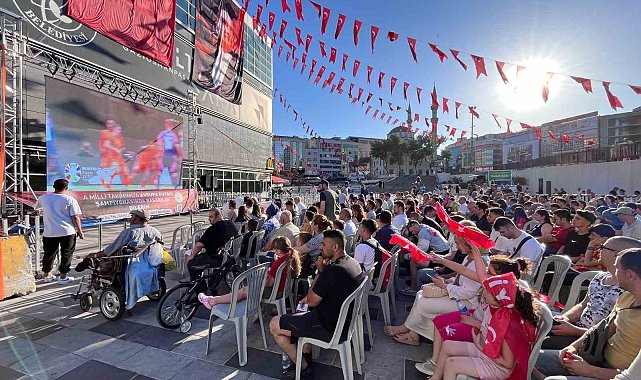 Milli maç coşkusu Gaziosmanpaşa'da yaşandı