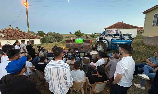 Milli maçı traktör üzerine kurdukları televizyondan izlediler