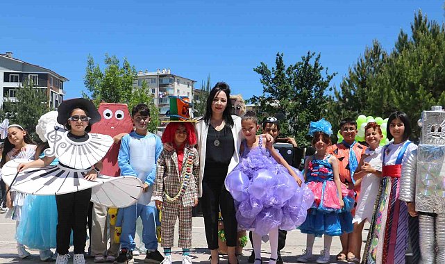 Minik eller atıkları adeta sanat eserlerine dönüştürdü
