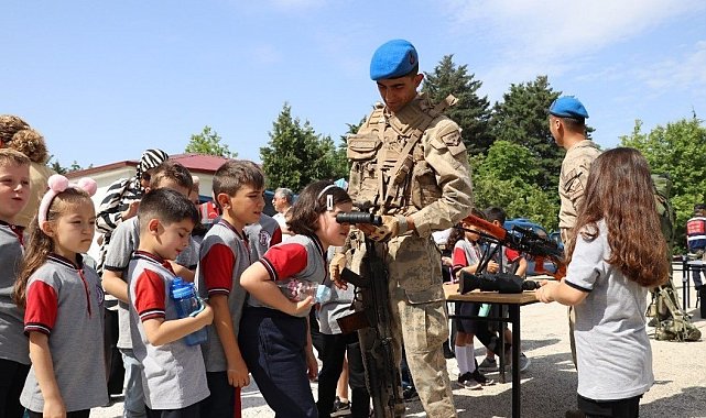 Minik öğrenciler jandarmanın çalışmalarına hayran kaldı