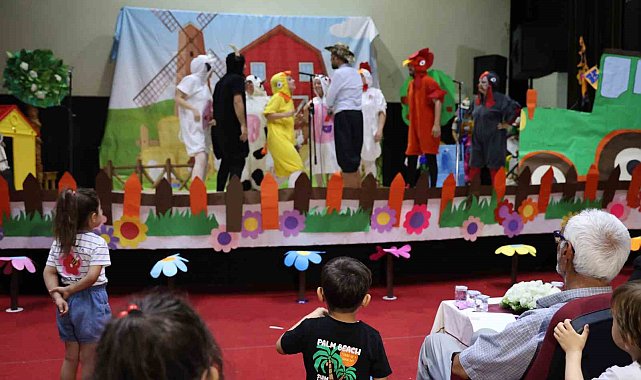 Minikler bu kez anne ve babalarını sahnede izledi