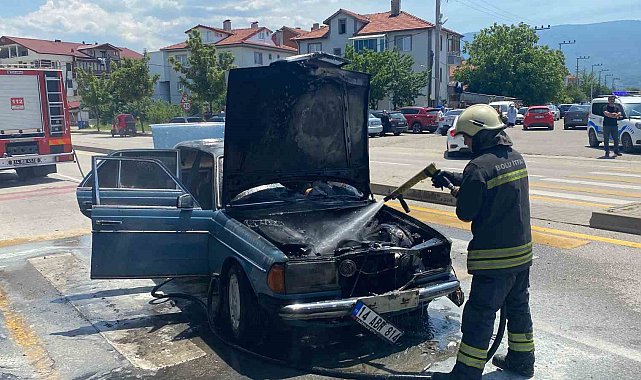 Motor kısmından alev alan otomobil kullanılamaz hale geldi