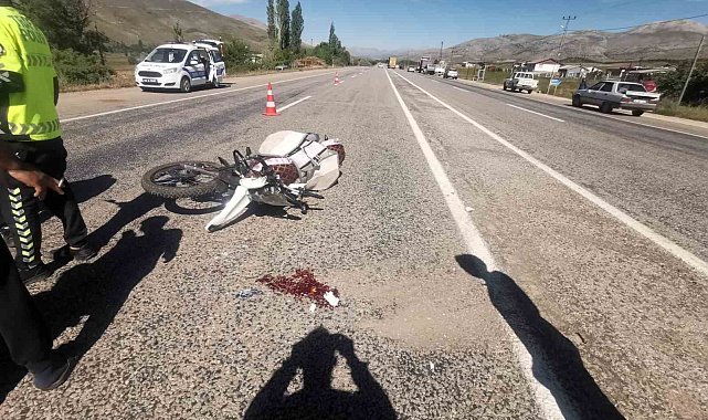 Motosiklet ile kamyonet çarpıştı: 1 yaralı