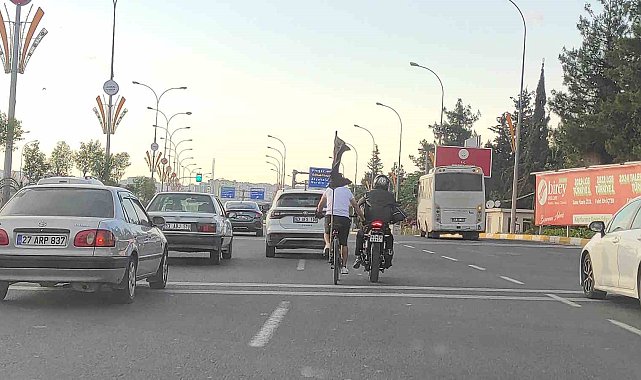 Motosiklete tutunan bisikletlinin tehlikeli yolculuğu kameraya yansıdı