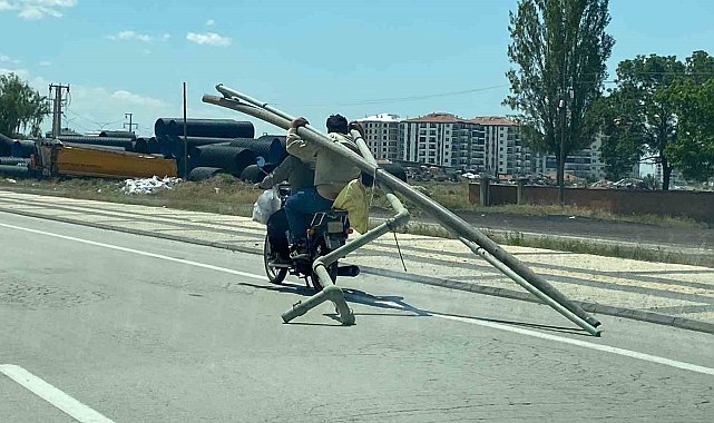 Motosiklette borularla tehlikeli yolculuk kamerada