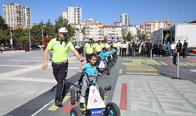 Niğde'de 'Mobil Trafik Eğitim Tırı'nda öğrencilere eğitim verildi