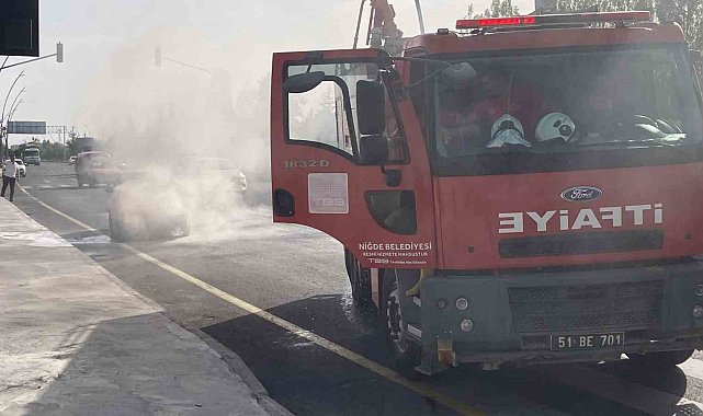 Niğde'de seyir halindeki otomobilde yangın çıktı