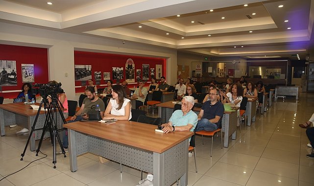 Ödüllü yazar Gürsel Korat edebiyatseverlerle buluştu