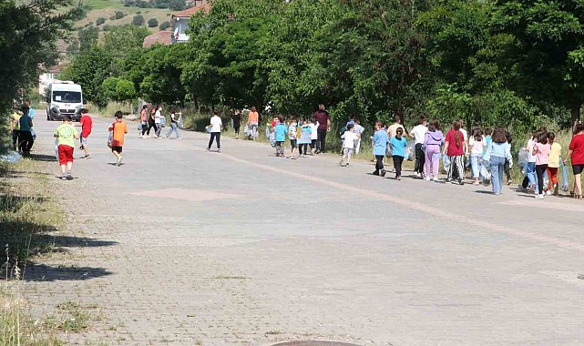 Öğrenciler 'Dünya Çevre Günü'nde mahalleyi temizledi
