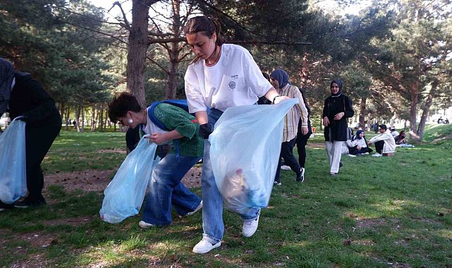 Öğrenciler bir günde kampüste 10 römork çöp topladı