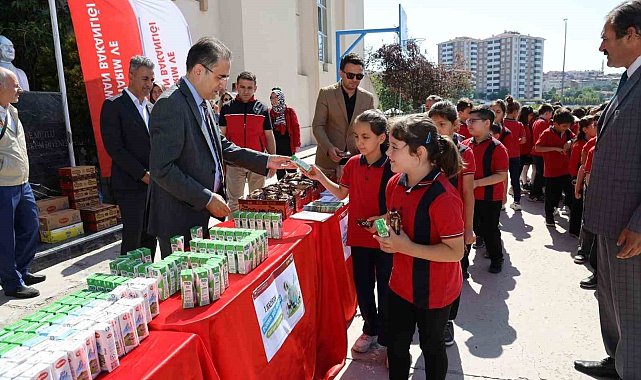 Öğrencilere süt ve kek ikram edilerek &#039;Dünya Süt Günü&#039; kutlandı