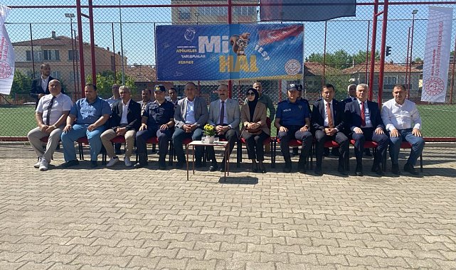 Öğrencilerin yapmış oldukları yarışmada dereceye girenlere hediye çeki verildi