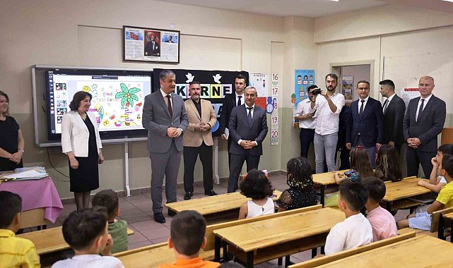 Öğrencilerine son kez karne dağıttılar