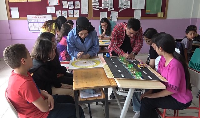 Öğretmen adayları, tasarladıkları ahşap materyallerle matematiği eğlenceli hale getirecek