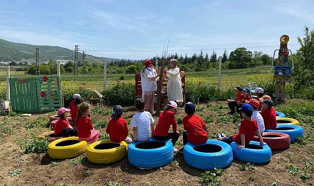 Öğretmen kendinse ait bahçesini öğrencilerine etkinlik yapmak için hazırladı