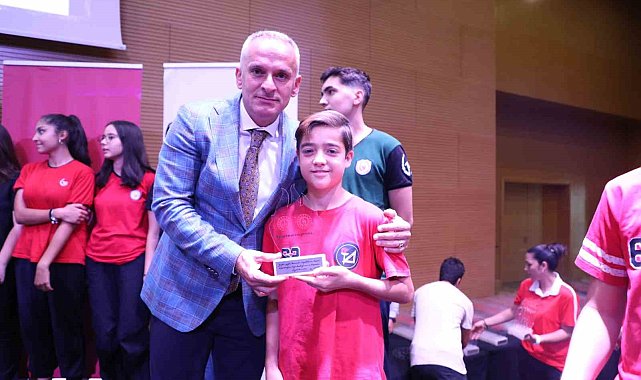 Okul sporlarının 'Altın Çocukları' ödüllendirildi