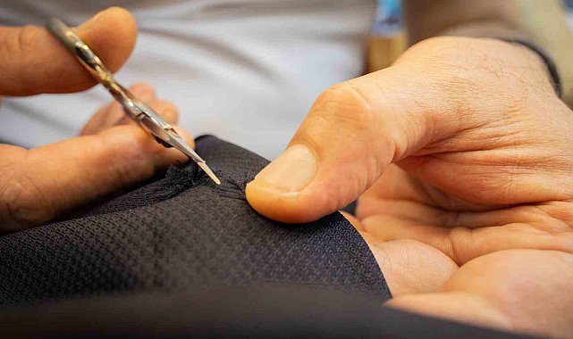 Onun işi sadece 'örücülük': Elbiseleri ilmek ilmek dokuyup ekonomiye kazandırıyor