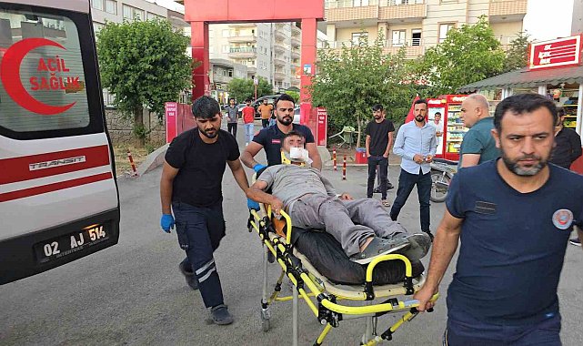 Orta refüje çarpan araç yola savruldu: 5 yaralı