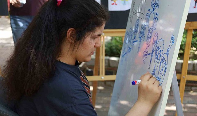 Otizmli Nisanur, duygularını müzik ve resimle yansıtıyor