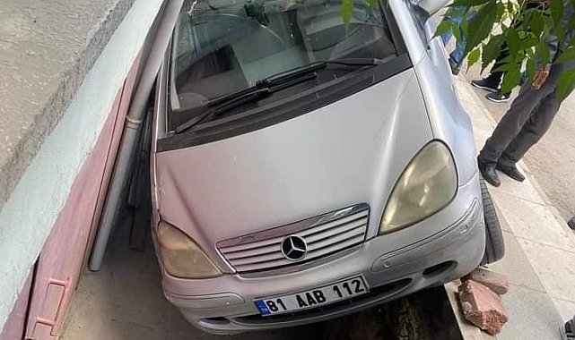 Otomobil apartman boşluğuna düştü: 2 yaralı