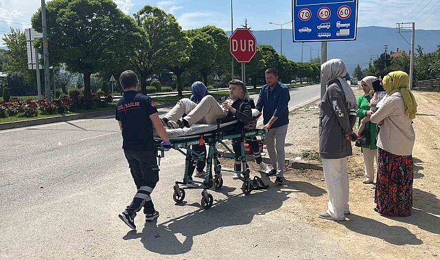 Otomobil ile çarpışan motosiklet yola savruldu