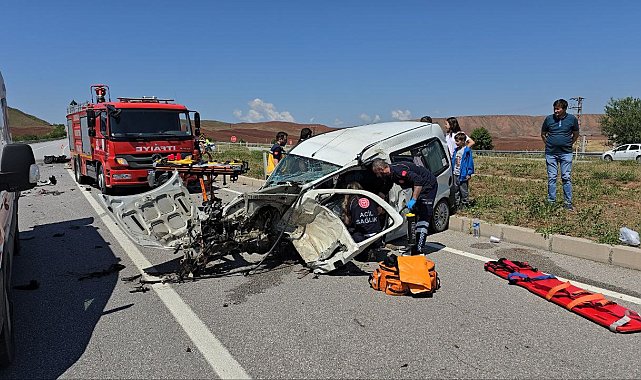 Otomobil ile ticari araç çarpıştı: 7 yaralı