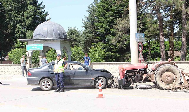 Otomobil ile traktör kafa kafaya çarpıştı 1 yaralı
