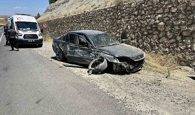 Otomobil istinat duvarına çarptı: 5 yaralı