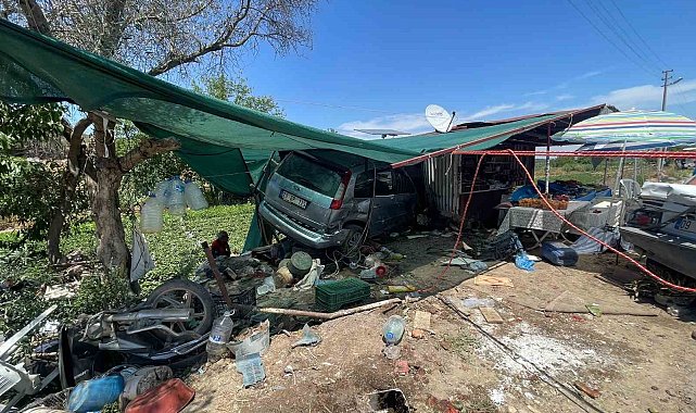 Otomobil yol kenarındaki iş yerine daldı: 1 ölü