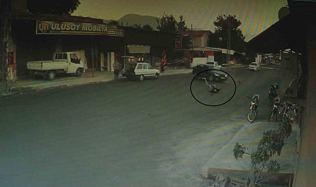 Otomobile ok gibi saplanan motosikletin sürücüsünün havaya uçtuğu feci kaza kamerada