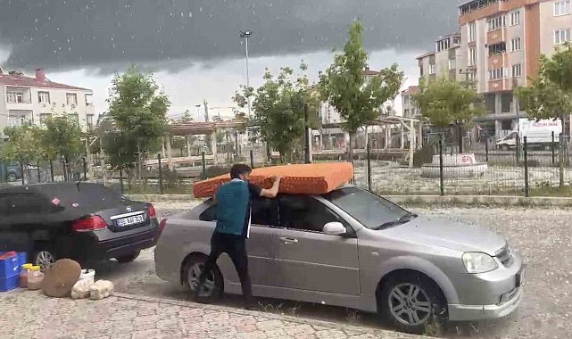 Otomobilini yatakla doludan korumaya çalıştı