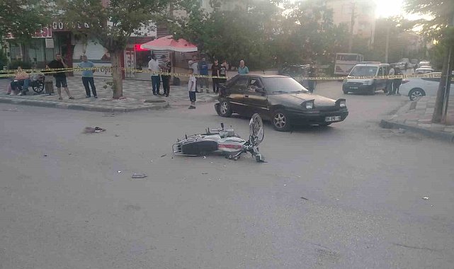 Otomobille çarpışan motosikletteki 2 genç ağır yaralandı