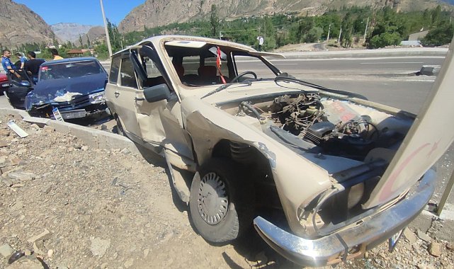 Otomobiller kavşakta kafa kafaya çarpıştı