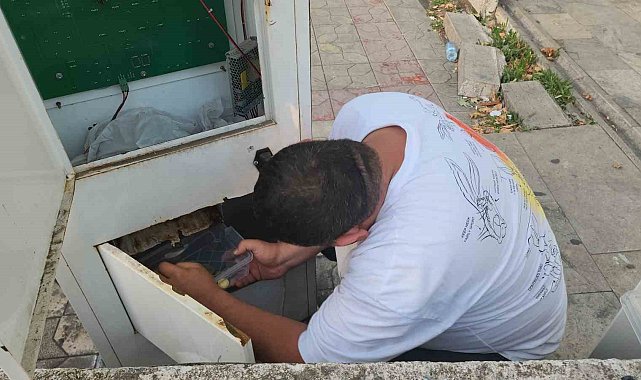 Oyun makinelerinin kilitlerini kırıp paraları çaldılar