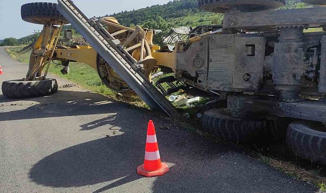 Özel İdareye ait iş makinesi devrildi: 1 yaralı