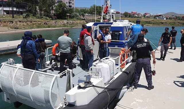Özel öğrenciler polis botuyla Van Gölü'nü gezdi