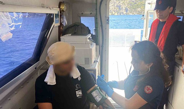 Özel teknede rahatsızlanan vatandaşı Sahil Güvenlik tahliye etti