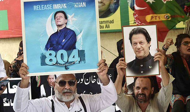 Pakistan'ın eski Başbakanı Khan, hakkındaki suçlamadan beraat etti