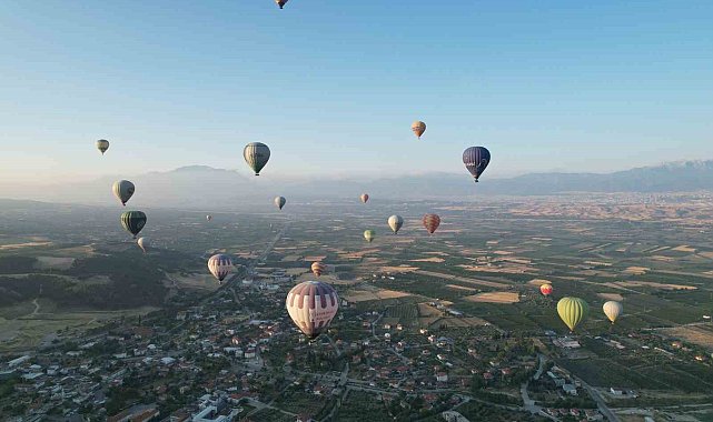 Pamukkale'de balonlar günde 300 turist ile birlikte yükseliyor