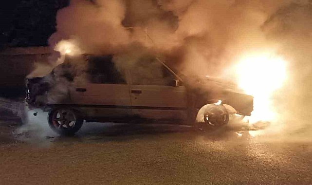 Park halindeki otomobil yanarak pert oldu