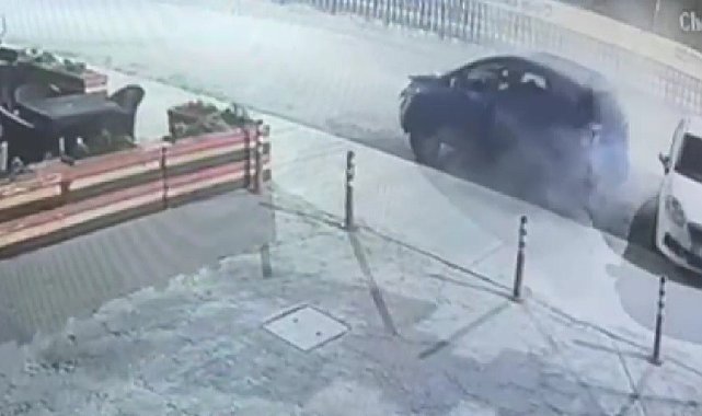 Park halindeki otomobile çarpıp kaçtı: O anlar güvenlik kamerasına yansıdı