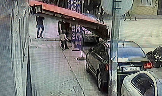 Park yapmak için engel gördüğü esnafın üzerine aracını süren sürücü kameraya yakalandı