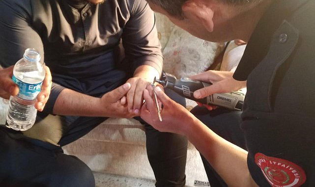 Parmağına yüzük sıkışan vatandaşın yardımına itfaiye yetişti