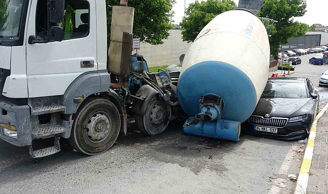 Pendik'te kopan beton mikseri otomobilin üzerine devrildi