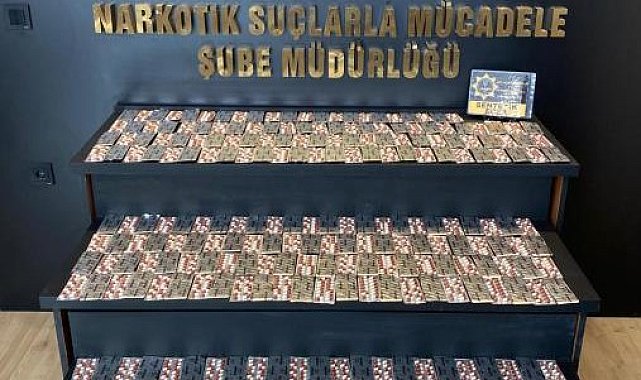 Polis döşemenin altında zehir tacirinin hapları zulaladığı depoya ulaştı